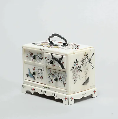 Inv. 721. Gabinete, Período Edo, s. XVIII. Marfil, nácar, metal, coral, carey. Japón