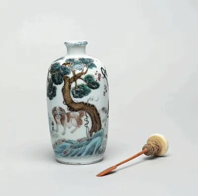 Inv. 423. Botella de rapé, Dinastía Qing, s. XIX. Porcelana. China.