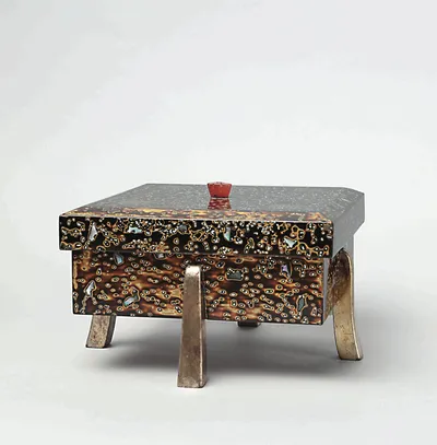 Inv. 2026. Caja de madera laqueada. Japón.