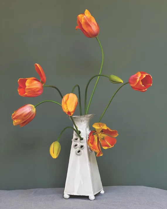 Flores naranjas en jarrón