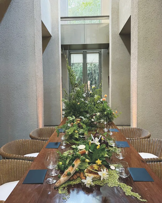 Mesa con pan y flores